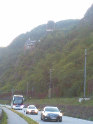 小高い山の上に立つ古城。