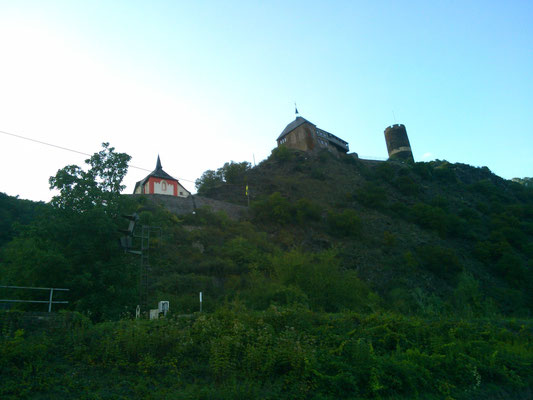 小高い山の上に立つ古城。