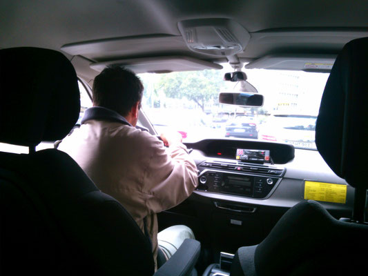 タクシーの運転手は英語は通じなかったけど、住所をみてホテルまで乗せていってくれました。