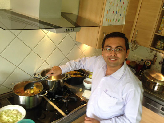 料理を作ってくれているディーパック氏(インド)