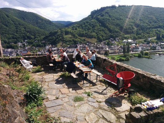 ランチ会場の全体像。天気が良いと熱いくらいです。