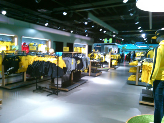 ドルトムントのサッカーチームBVBのグッズショップ。スタジアムに隣接しており、試合が無い日だったので、スタジアム周辺はほとんど誰もいない状態でしたが、グッズショップの中には人が結構いました。