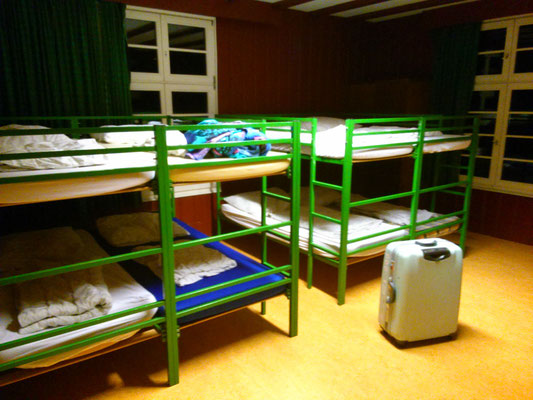 ここの古城ホテルは主に学校の行事用みたいで、10人部屋を一人で使わせて頂きました!