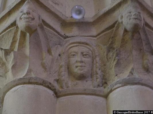 Sculpture chapiteau église de Plaisance du Gers La Vierge Marie