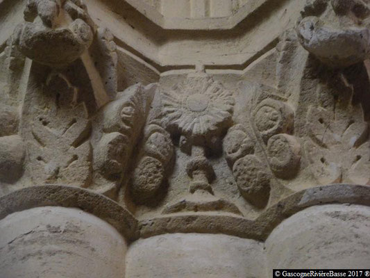 Sculpture chapiteau église de Plaisance du Gers ostensoir