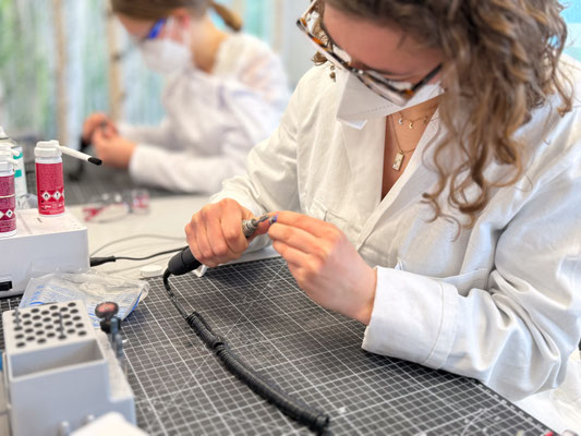 Die Hörakustik ist auch ein filigranes Handwerk