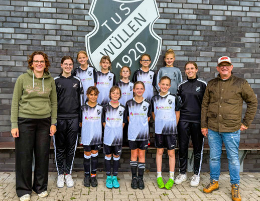 TuS Wüllen Mädels mit Hörleben Trikots ausgestattet