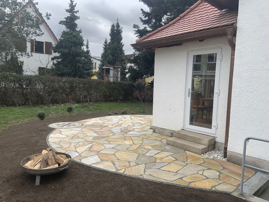 Handgefertigtes Jerusalem Kreuz Ornament auf Natursteinpflaster-Terasse mit Quarzit Polygonalplatten