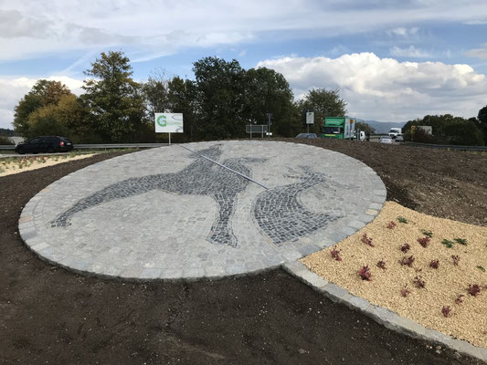 Freiburger Gartenbau Gelsomino - Drachen und Reiter - Pflasterarbeit - Kreisverkehr St. Georgen