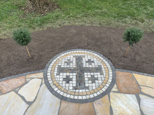 Handgefertigtes Jerusalem Kreuz Ornament auf Natursteinpflaster-Terasse mit Quarzit Polygonalplatten