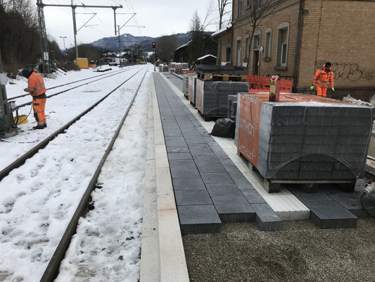 Waldkirch Bahnhof, Bahnsteig. Pflasterarbeiten mit Blindenleitsystem - Freiburger Gartenbau Gelsomino