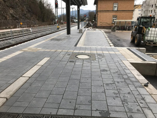 Waldkirch Bahnhof, Bahnsteig. Pflasterarbeiten mit Blindenleitsystem - Freiburger Gartenbau Gelsomino