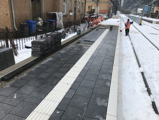 Waldkirch Bahnhof, Bahnsteig. Pflasterarbeiten mit Blindenleitsystem - Freiburger Gartenbau Gelsomino