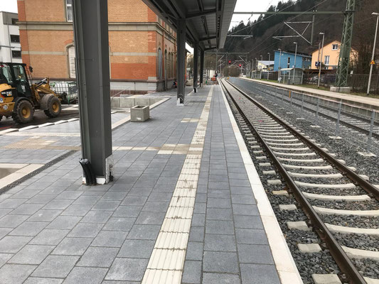 Waldkirch Bahnhof, Bahnsteig. Pflasterarbeiten mit Blindenleitsystem - Freiburger Gartenbau Gelsomino