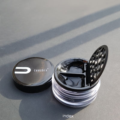 black-Purist Kontakt-Linsen-Behälter mit offenem Klappgitter zum  praktisch-sicheren Reinigungs-lösungs-austausch. Revolutionäres ansprechendes Design-Produkt 