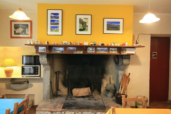 La cheminée, au coin du feu, l'hiver après un bel journée à la montagne en raquette à neige au Somport par exemple, dans la vallée d'Aspe