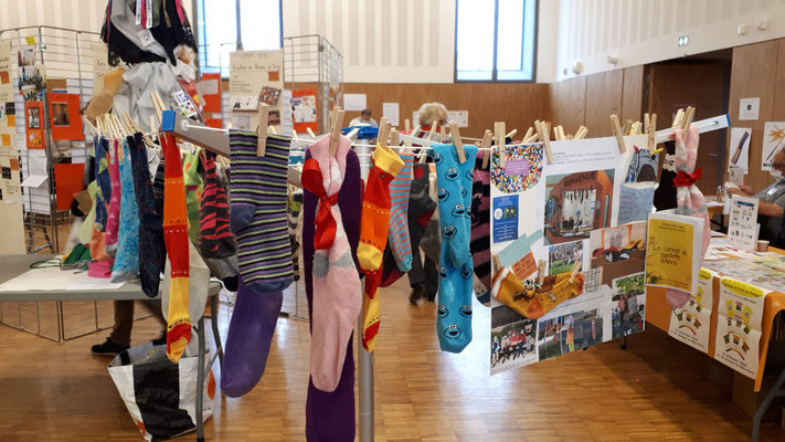 Chaussettes orphelines avec leur message d'espoir