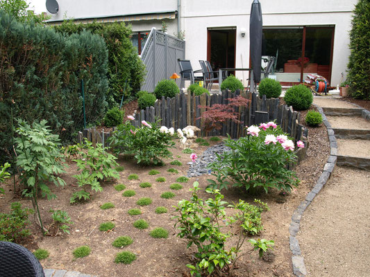 renovierter Hausgarten mit Schiefern-Stelen