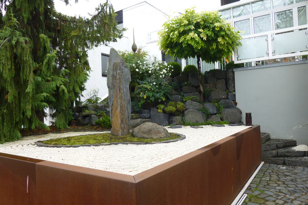 Japanisch inspirierten Garten am Hang in Mainz