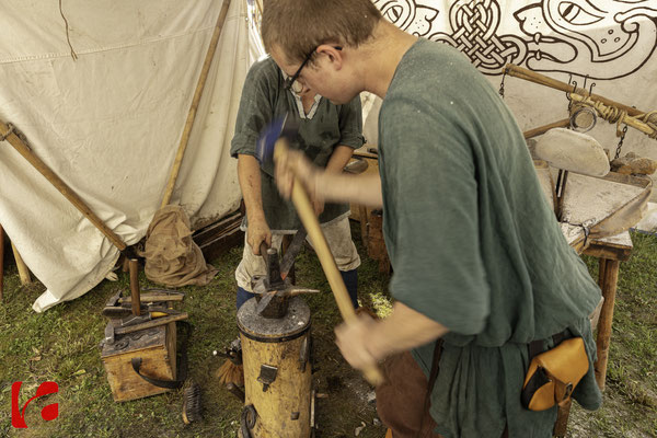 Mittelalterfest Zug 2019, Bruno Staub und Cyrill Hamm schmieden ein Schwert