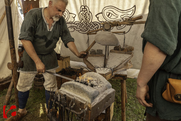 Mittelalterfest Zug 2019, Bruno Staub und Cyrill Hamm schmieden ein Schwert