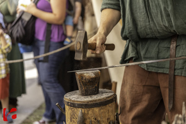 Mittelalterfest Zug 2019, Bruno Staub und Cyrill Hamm schmieden ein Schwert