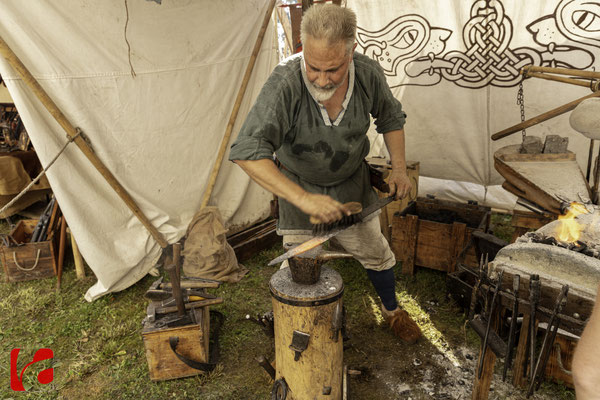 Mittelalterfest Zug 2019, Bruno Staub und Cyrill Hamm schmieden ein Schwert