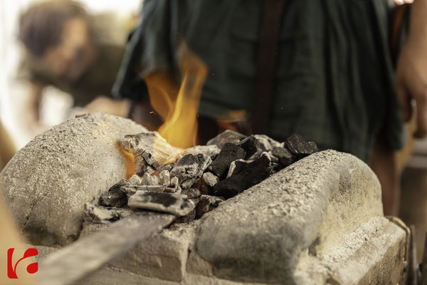 Mittelalterfest Zug 2019, Bruno Staub und Cyrill Hamm schmieden ein Schwert