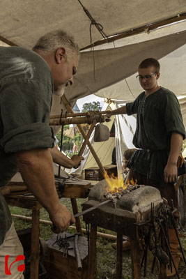 Mittelalterfest Zug 2019, Bruno Staub und Cyrill Hamm schmieden ein Schwert