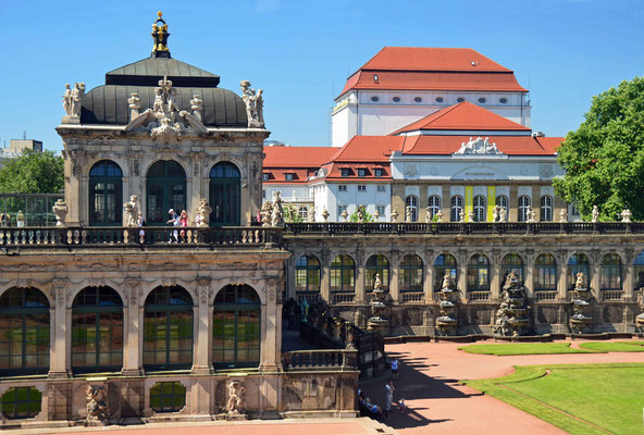 Zwinger N°8 - Im Hintergrund ist das Schauspielhaus zu sehen