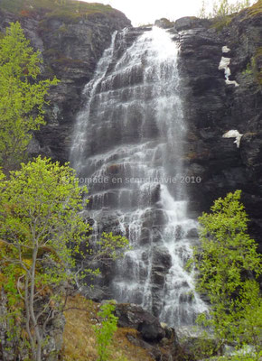 une jolie cascade s'offre à nos regards.