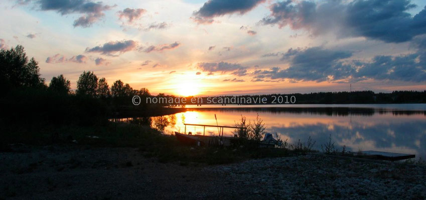 Superbe coucher de soleil sur le lac à Ala-Vuokki