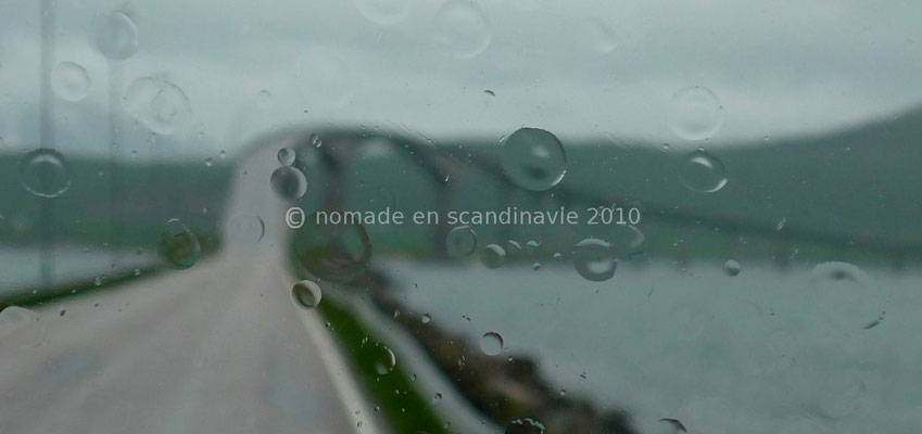 Le pont d'accès à l'île d'Hadseløya (la photo est floue exprès, pour montrer la pluie!)