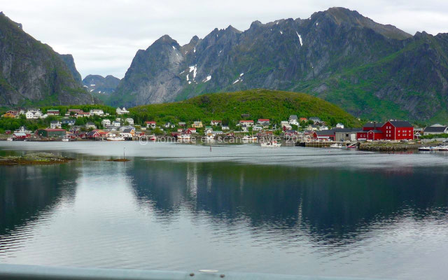 Les montagnes se reflètent dans l'eau