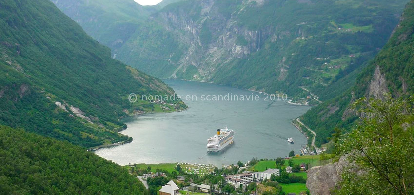 Vue sur le Geirangerfjorden et sur le village de Geiranger