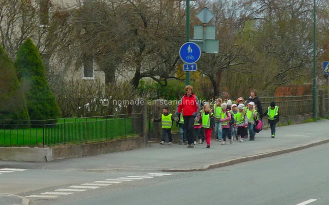 Les enfants avec leurs gilets bien visibles