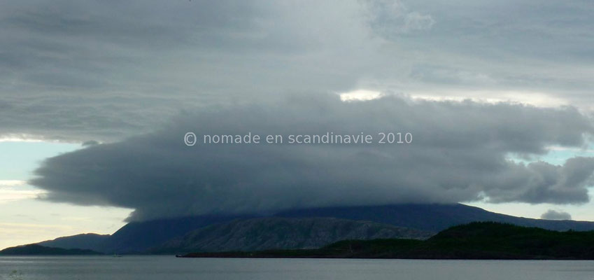 Les nuages cachent le sommet des montagnes