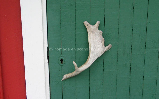 La poignée de la porte est faite avec un bois d'élan.