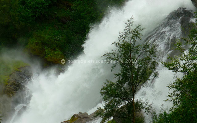 Une énorme cascade suit le sentier