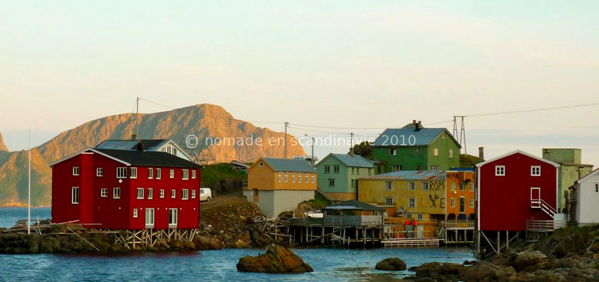 Nyksund éclairé par le soleil de minuit.