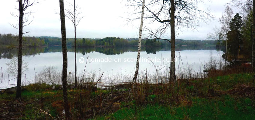 Nous traversons des forêts parsemées de petits lacs.