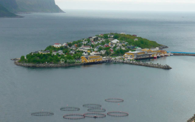 Hussoy, sur une île reliée à la terre par une digue