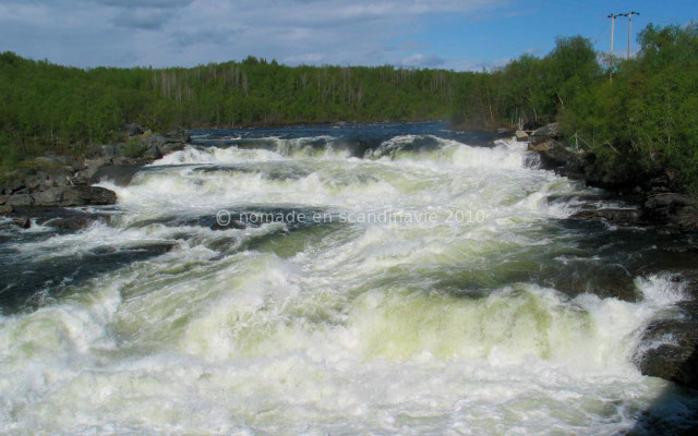 Une cascade au débit impressionnant