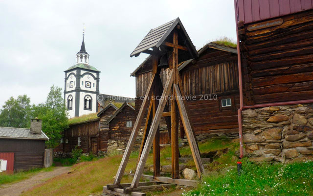 La cloche pour l'appel des ouvriers, au fond, l'église