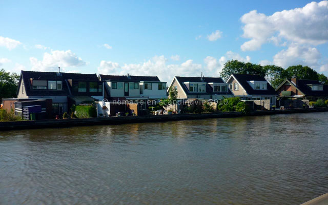 Les maisons sont construites au bord de l'eau