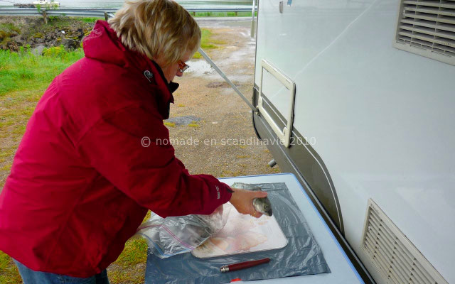 Préparation sous l'auvent pour se protéger de la pluie.