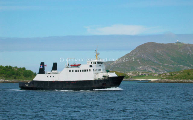C'est un petit ferry qui relie Sommaroy à Senja
