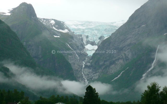 On distingue le glacier au loin