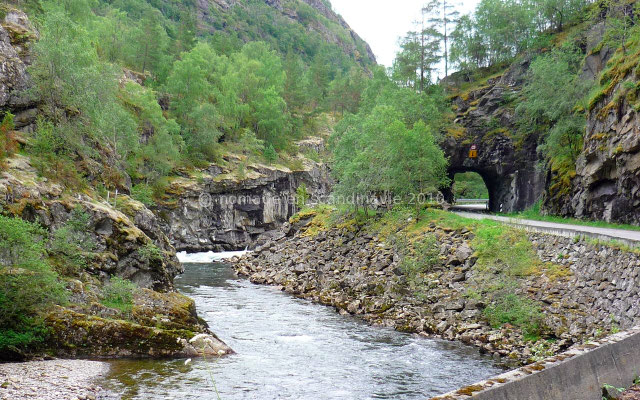La route historique, alternative intéressante à la E 16, suit une rivière