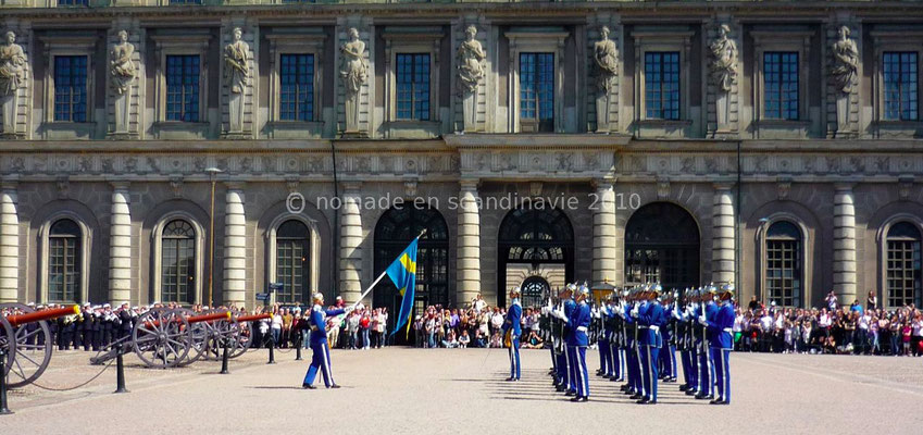Relève de la garde au Palais royal